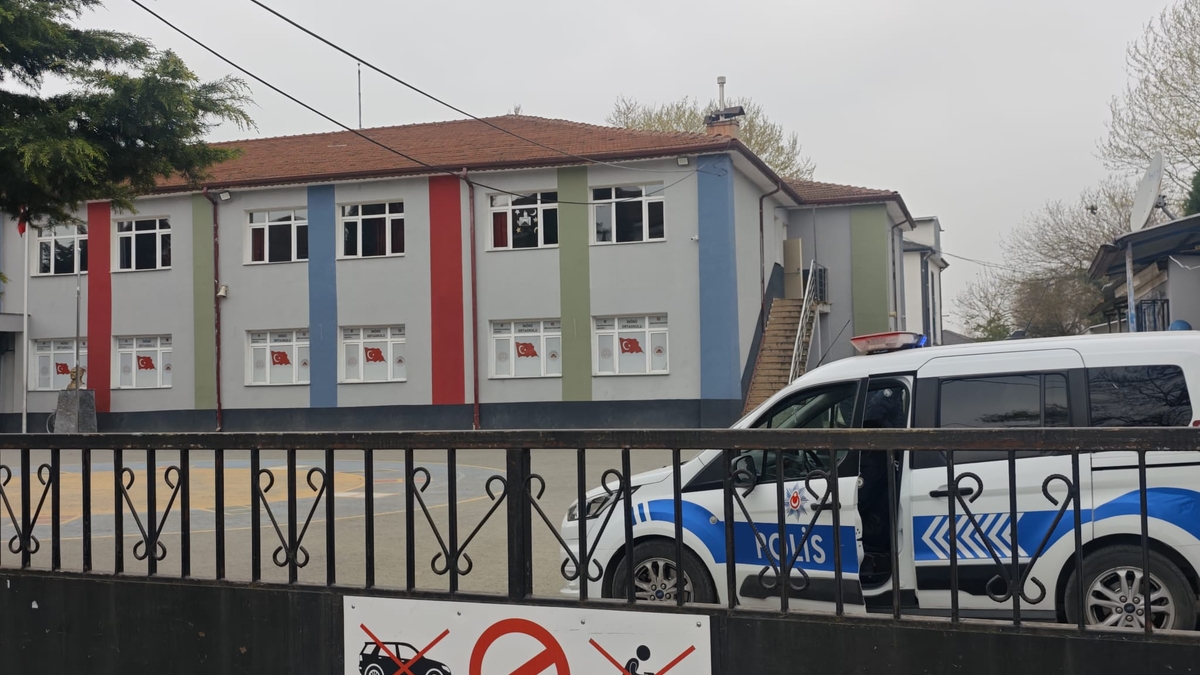 Okullarda güvenlik alarmı: Akyazı’da polis nöbette