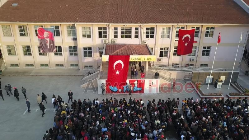 Okullarda Her Yer Kırmızı Beyaza Büründü