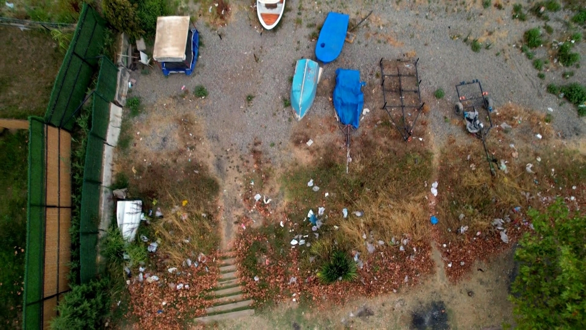 olan Sapanca Gölü’nün yanı başındaki park çöplüğe döndü