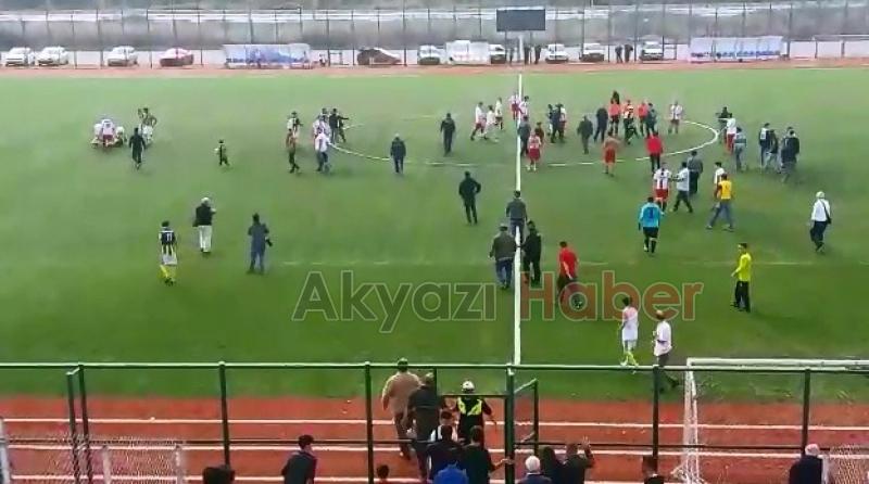 Olay maç Tekmeler yumruklar havada uçuştu