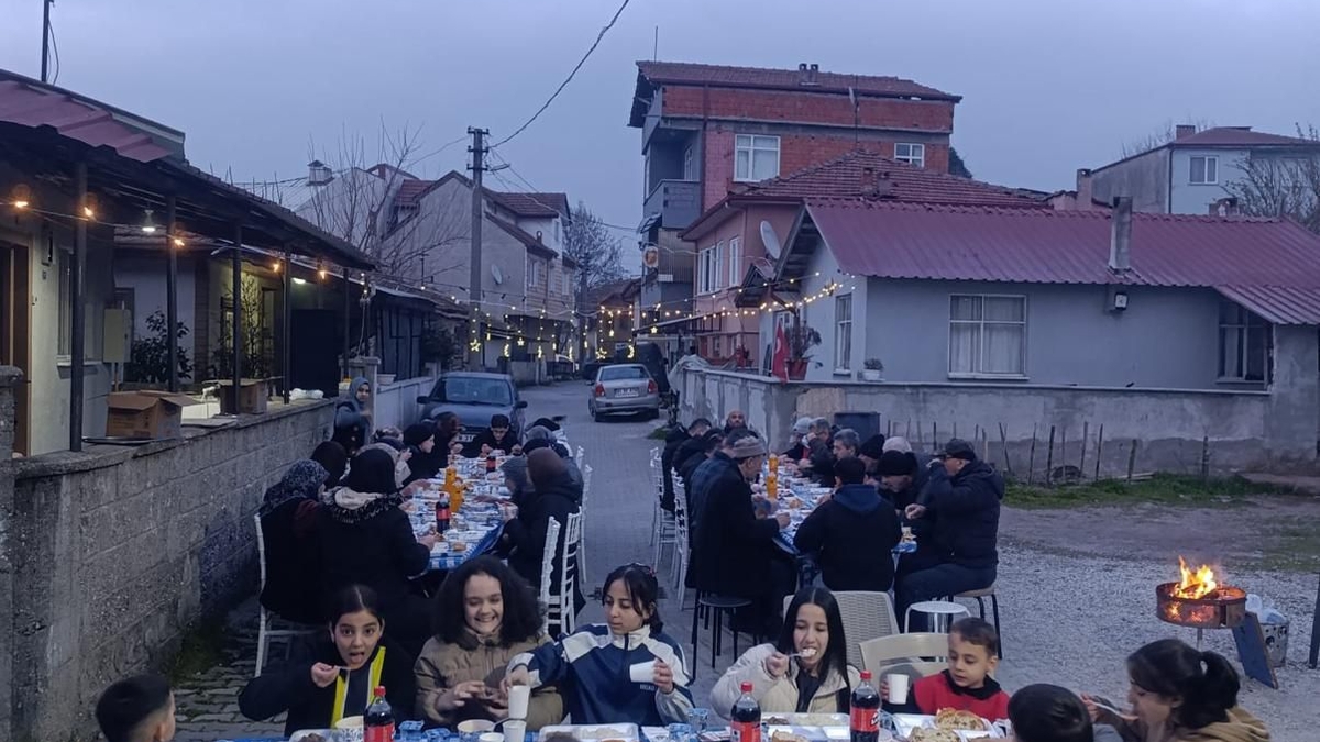 Ömercikler Mahallesi Menekşe Sokak’ta Geleneksel İftar Buluşması