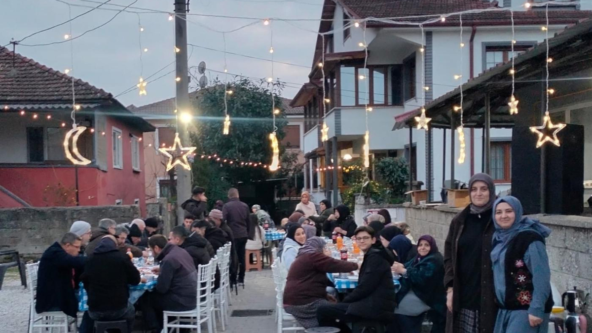 Ömercikler Mahallesi Menekşe Sokak’ta Geleneksel İftar Buluşması