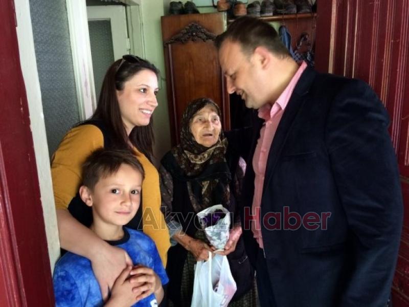 Ömercikler Mahallesi Muhtarı Anneleri Unutmadı