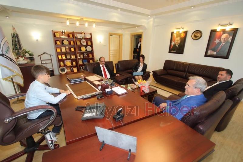 Onur Efe Başkan Koltuğuna Oturdu