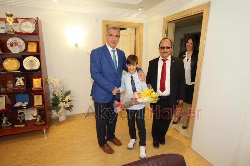 Onur Efe Başkan Koltuğuna Oturdu