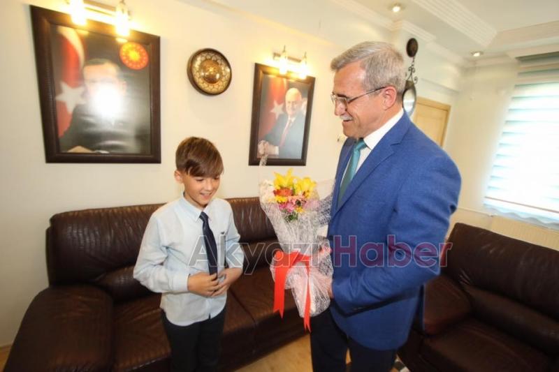 Onur Efe Başkan Koltuğuna Oturdu