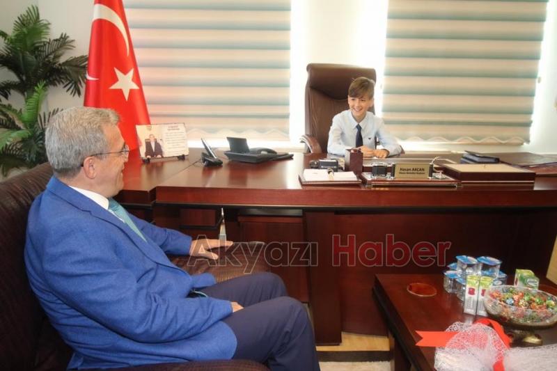 Onur Efe Başkan Koltuğuna Oturdu