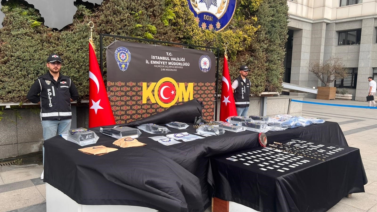 Operasyonda ele geçirilen pırlantalar sergilendi