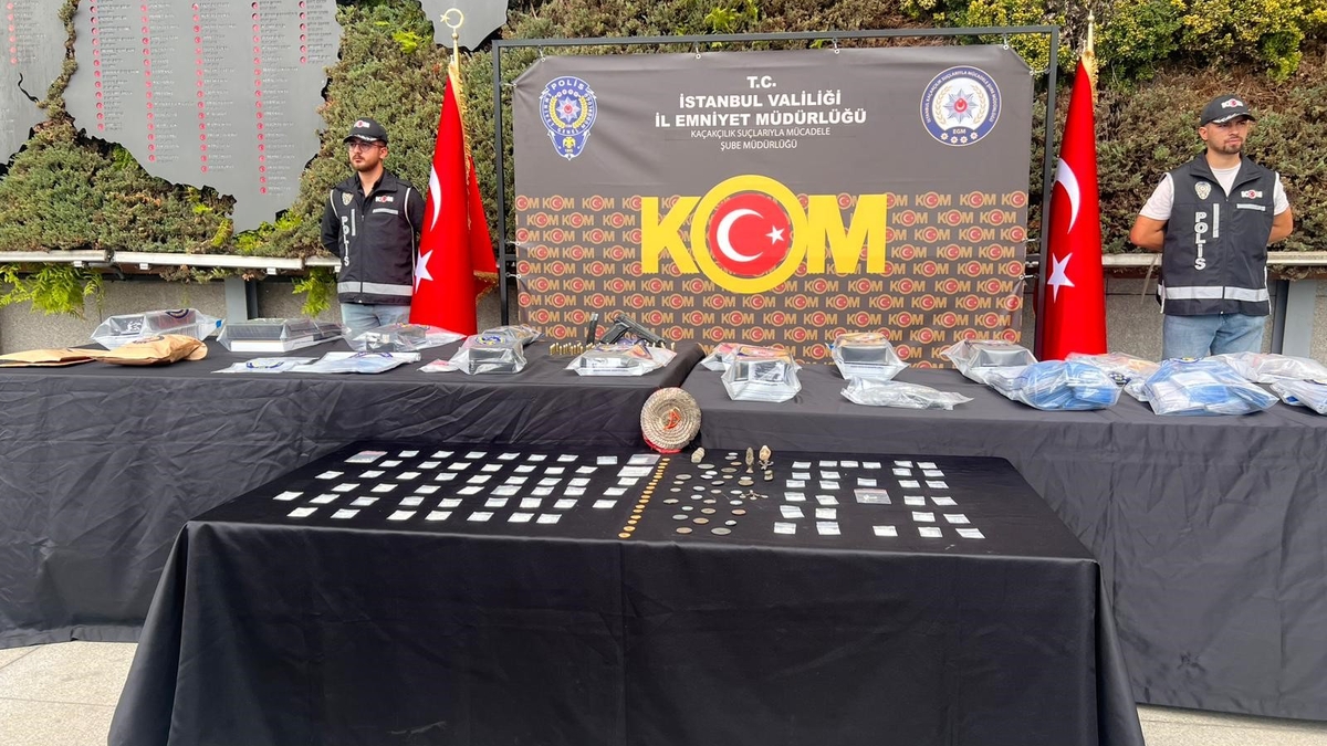 Operasyonda ele geçirilen pırlantalar sergilendi
