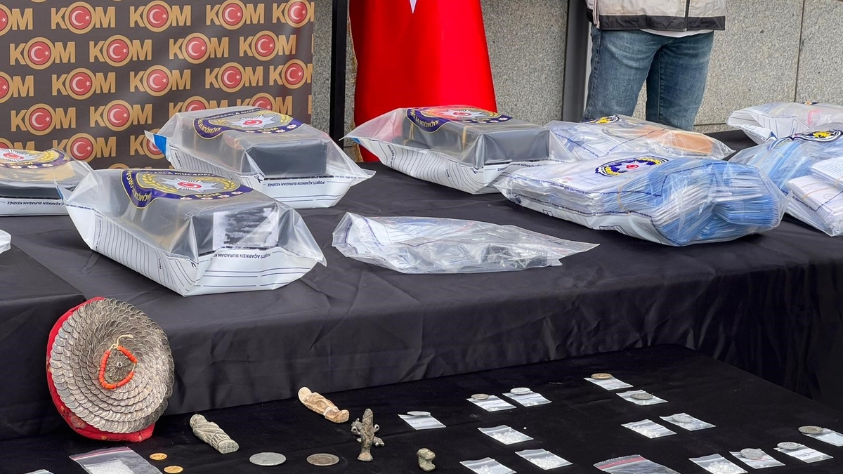 Operasyonda ele geçirilen pırlantalar sergilendi