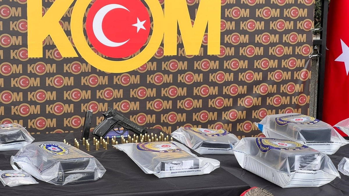 Operasyonda ele geçirilen pırlantalar sergilendi