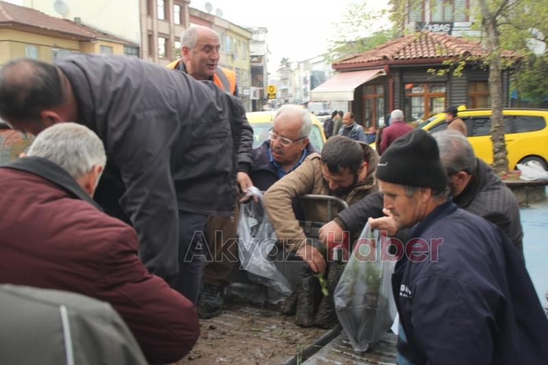 ORMAN İŞLETMESİNDEN KANDiL ÖNCESi FiDAN DAĞITIMI YAPILDI