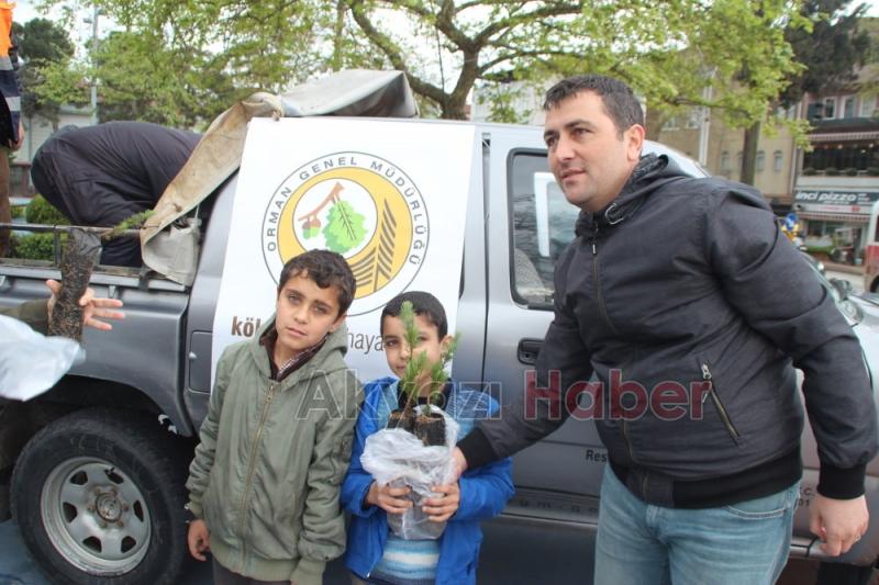 ORMAN İŞLETMESİNDEN KANDiL ÖNCESi FiDAN DAĞITIMI YAPILDI