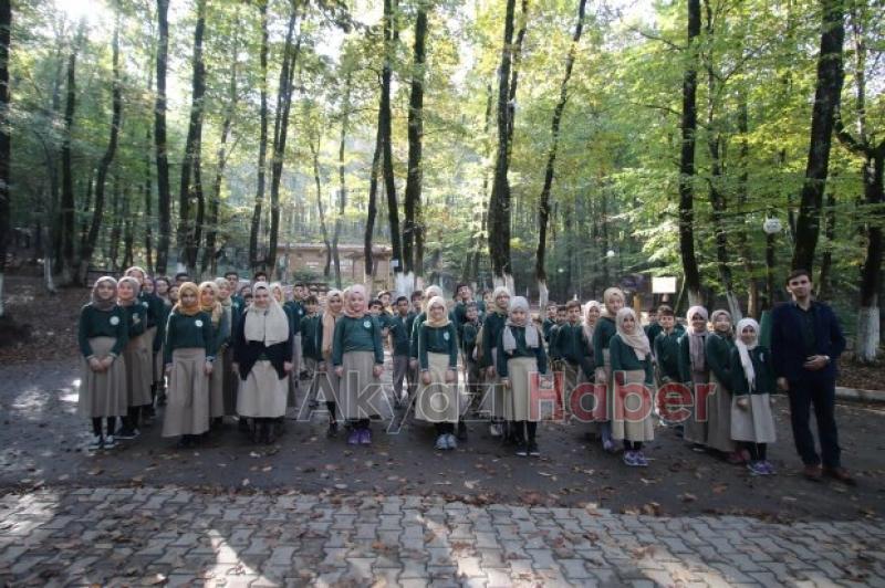 Orman Parkta Doğa Yürüyüşü Ve Meyve Fidanı Dikimi