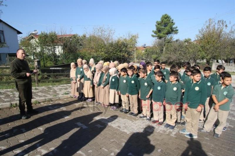 Orman Parkta Doğa Yürüyüşü Ve Meyve Fidanı Dikimi