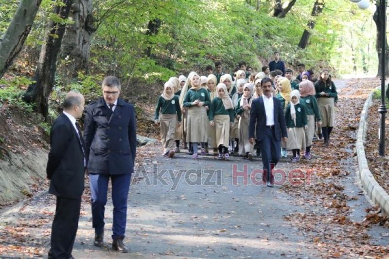 Orman Parkta Doğa Yürüyüşü Ve Meyve Fidanı Dikimi