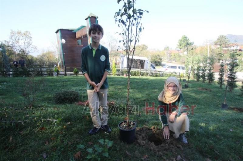 Orman Parkta Doğa Yürüyüşü Ve Meyve Fidanı Dikimi