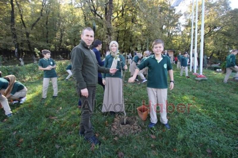Orman Parkta Doğa Yürüyüşü Ve Meyve Fidanı Dikimi