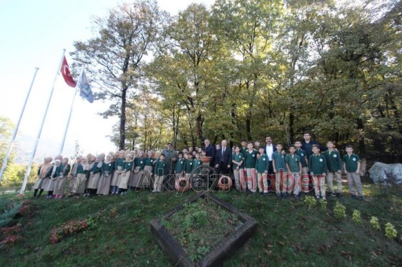 Orman Parkta Doğa Yürüyüşü Ve Meyve Fidanı Dikimi