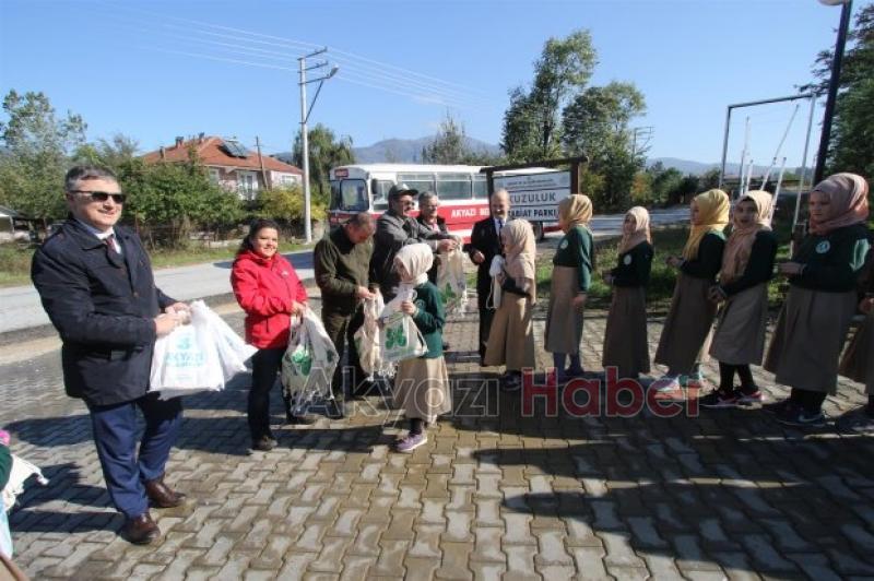 Orman Parkta Doğa Yürüyüşü Ve Meyve Fidanı Dikimi