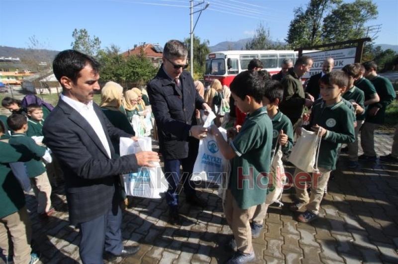 Orman Parkta Doğa Yürüyüşü Ve Meyve Fidanı Dikimi