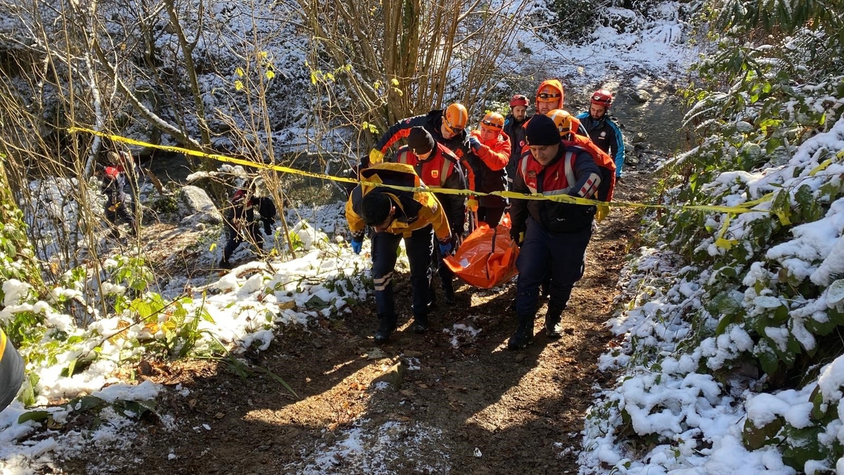 Ormanda derede ölü bulundu