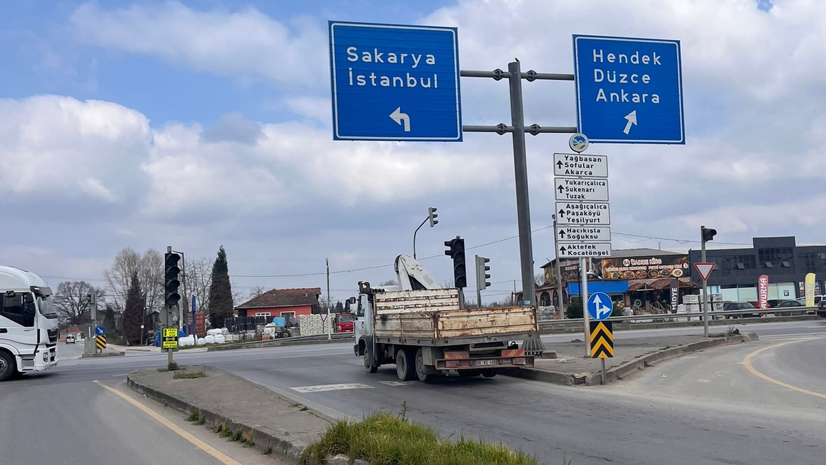Ormanköy'de otomobil ile kamyonet çarpıştı