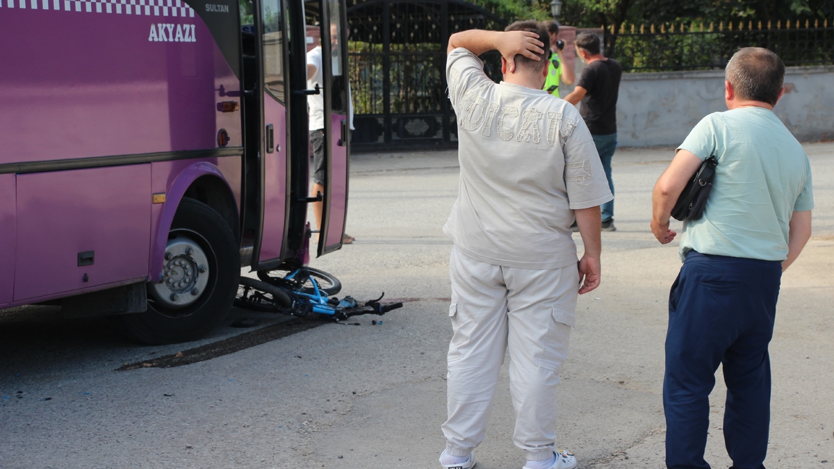 Bisikletli çocuk halk otobüsünün altında kaldı