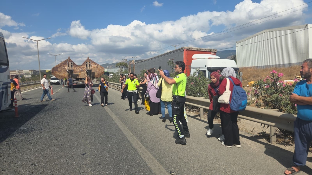 Otobüs çapa taşıyan tıra çarptı; yaralılar var