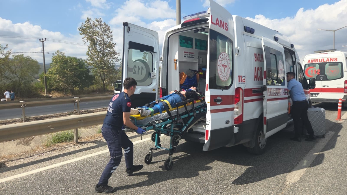 Otobüs çapa taşıyan tıra çarptı; yaralılar var