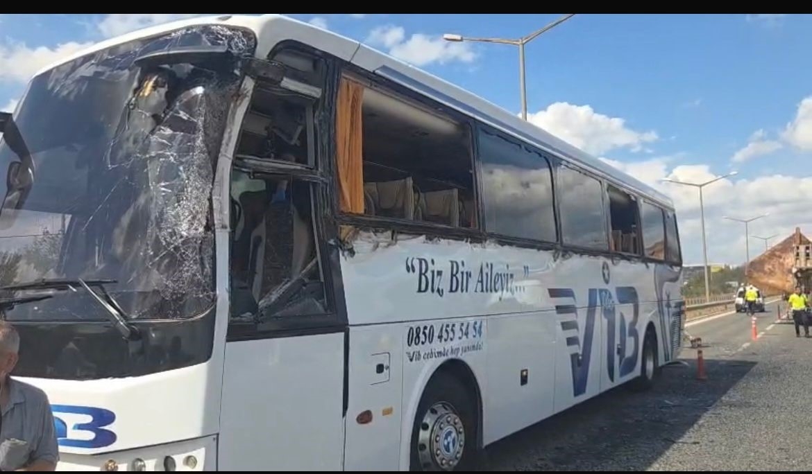 Otobüs çapa taşıyan tıra çarptı; yaralılar var