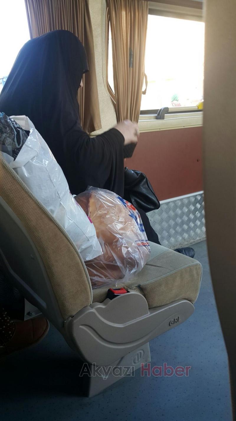 Otobüse Giren Serçeyi Ekmekle Besledi