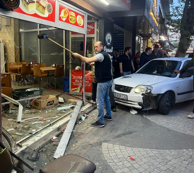Otomobil aperatif dükkanına girdi