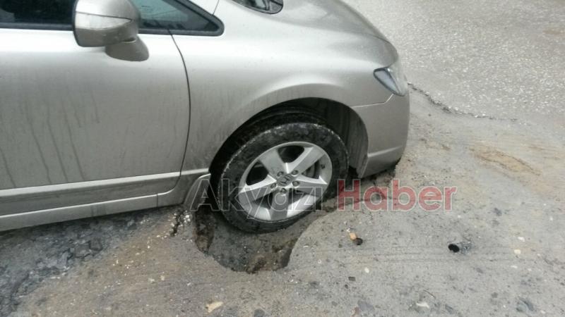 Otomobil Asfalta Saplandı