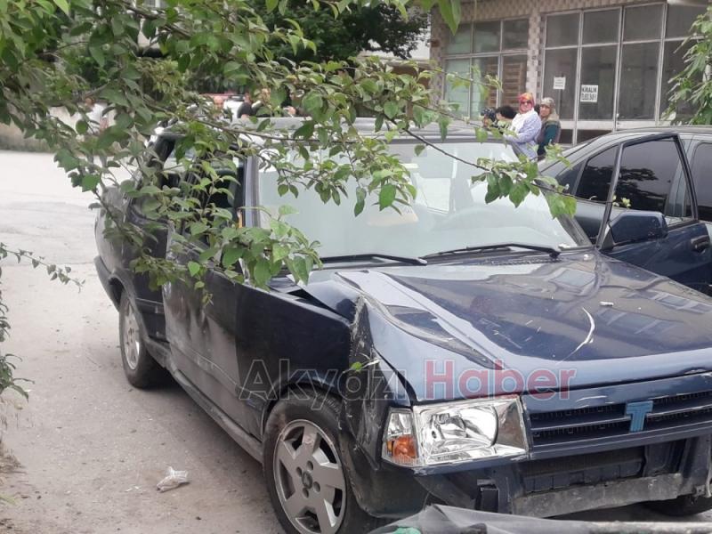 OTOMOBİL BAHÇE DUVARINA ÇARPARAK DURABİLDİ