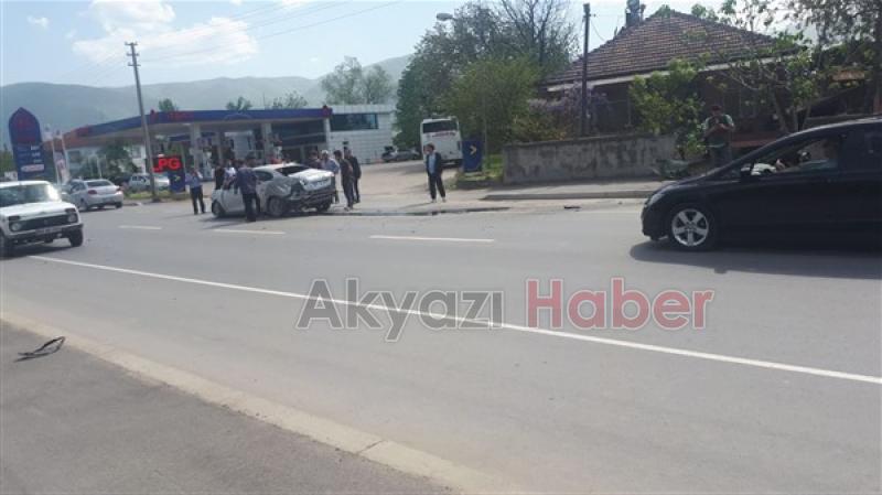 Otomobil Bahçe Duvarına Girdi