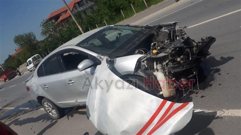 Otomobil Bahçe Duvarına Girdi