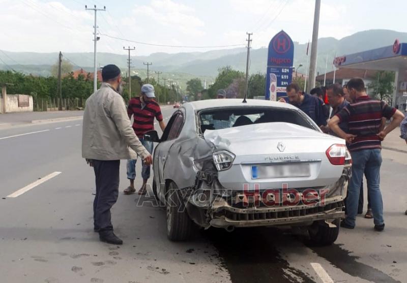 Otomobil Bahçe Duvarına Girdi