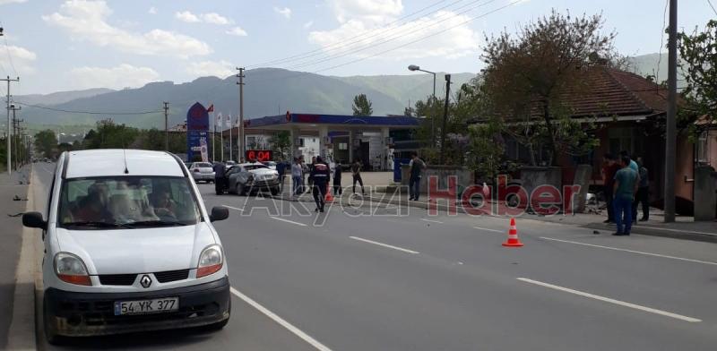 Otomobil Bahçe Duvarına Girdi