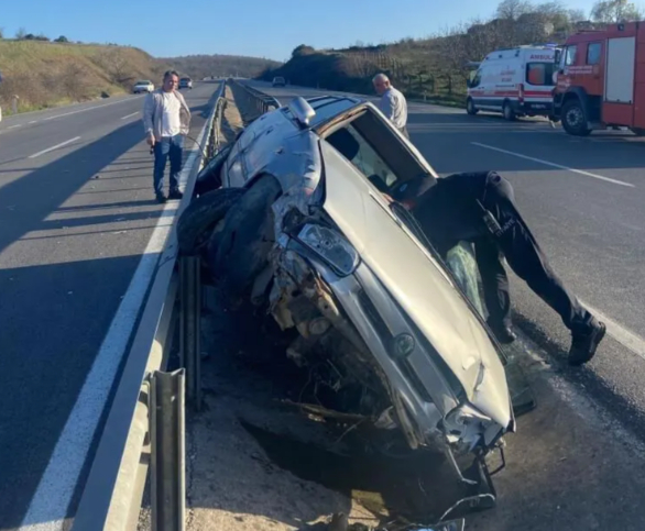 Otomobil bariyere çarptı