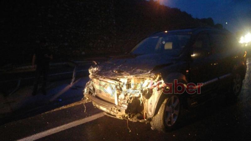 Otomobil Bariyerlere Çarptı