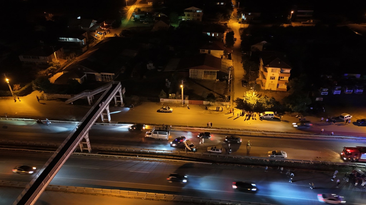 Otomobil bariyerlere çarptı