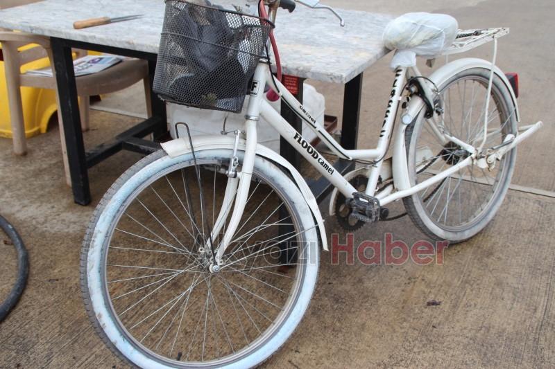 OTOMOBİL BİSİKLETE ÇARPTI 2 YARALI