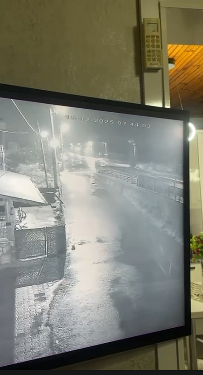 Otomobil bisikletliye çarptı; Kaza anı kamerada