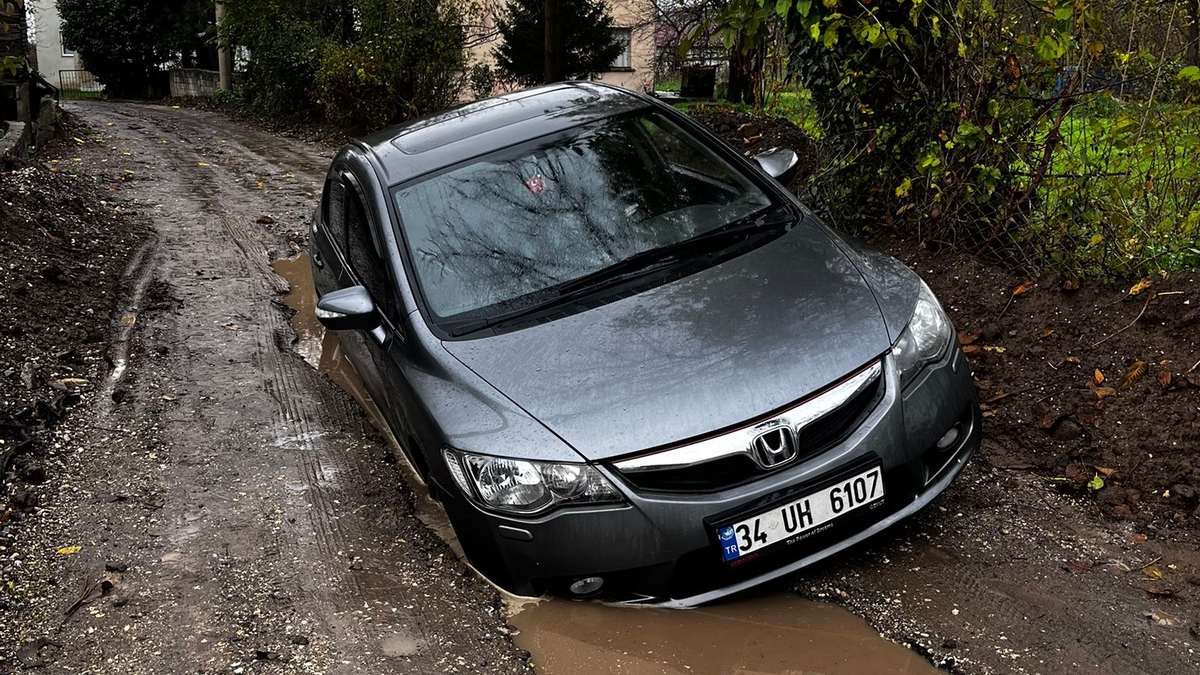 Otomobil dev çukura gömüldü