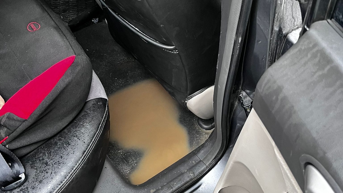 Otomobil dev çukura gömüldü