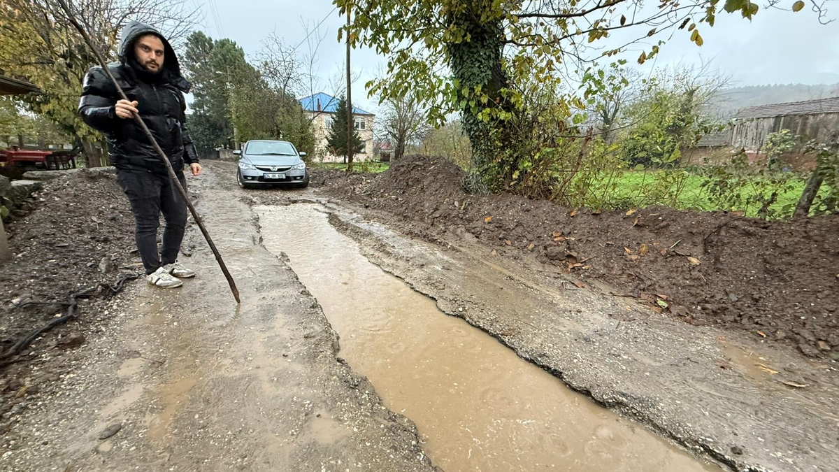Otomobil dev çukura gömüldü