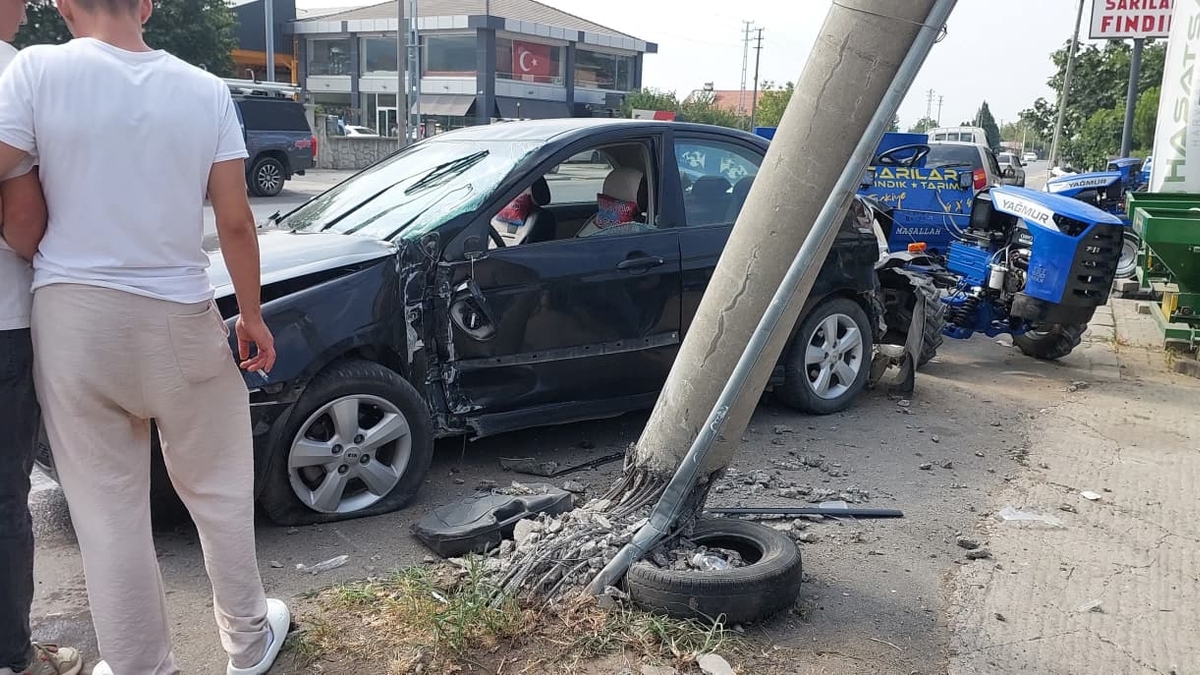 Otomobil direğe saplandı; Sürücü yaralı