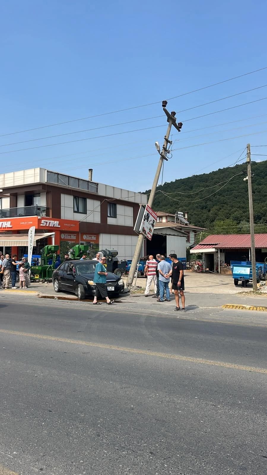 Otomobil direğe saplandı; Sürücü yaralı
