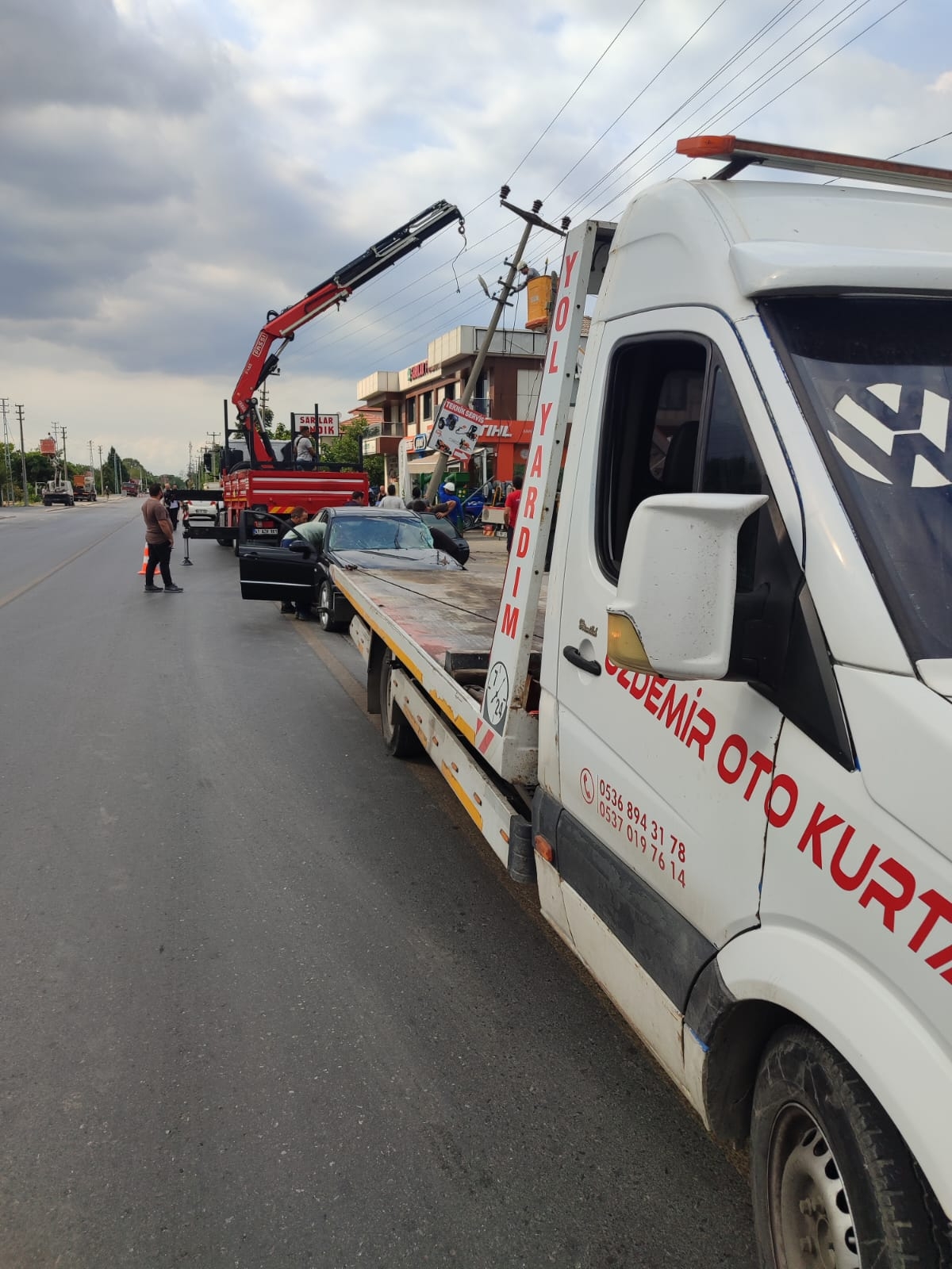 Otomobil direğe saplandı; Sürücü yaralı